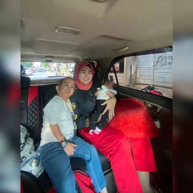 6 Momen Daus Mini Asuh Anak Bungsu, Ayah Siaga Penuh Kasih Sayang