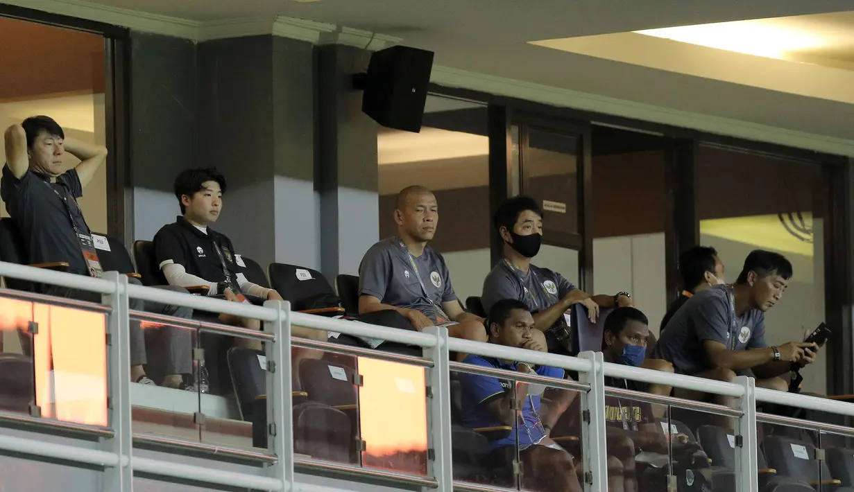 Tidak ada perbincangan khusus antara STY dan asistennya saat jalannya pertandingan. Mereka hanya duduk santai sambil menyaksikan laga yang dimenangi oleh Vietnam dengan skor 4-1. (Bola.com/Ikhwan Yanuar)