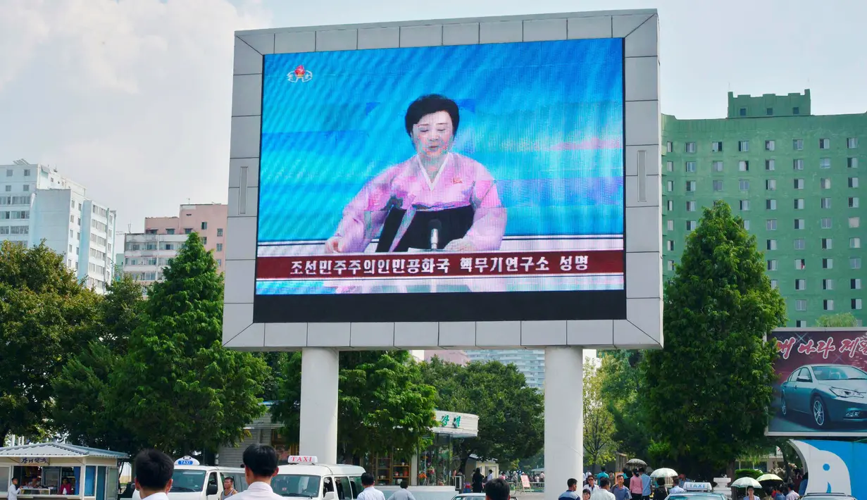 Siaran TV Korea Utara melaporkan tentang uji coba nuklir kelima, Pyongyang, Korea Utara, Jumat (9/9). Akibat ledakan ini mengakibatkan gempa berkekuatan 5 skala richter di Korea Utara. (REUTERS/Kyodo)
