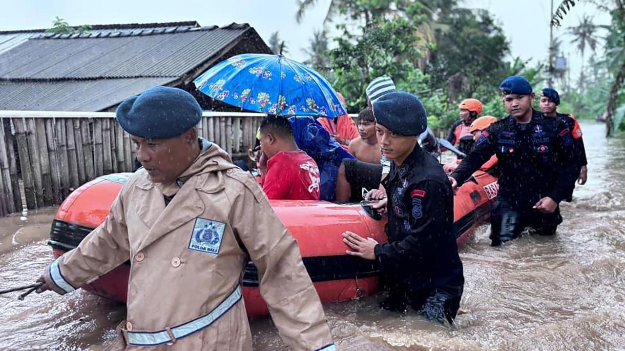 FOTO: Aksi Sigap Brimob Polda Bali Saat Evakuasi Korban Banjir Bali