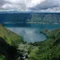 Foto udara yang diambil 4 April 2019 ini menunjukkan Danau Toba dari kawasan Sigapitan, Sumatera Utara. Danau terbesar di Asia Tenggara yang dikelilingi tujuh kabupaten di Sumatera Utara tersebut luasnya hampir dua kali ukuran Negara Singapura. (GOH CHAI HIN / AFP)