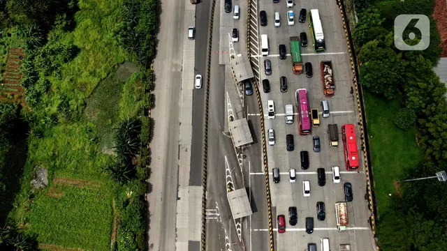 Kemacetan Panjang Pemudik di Pintu Tol Cikupa