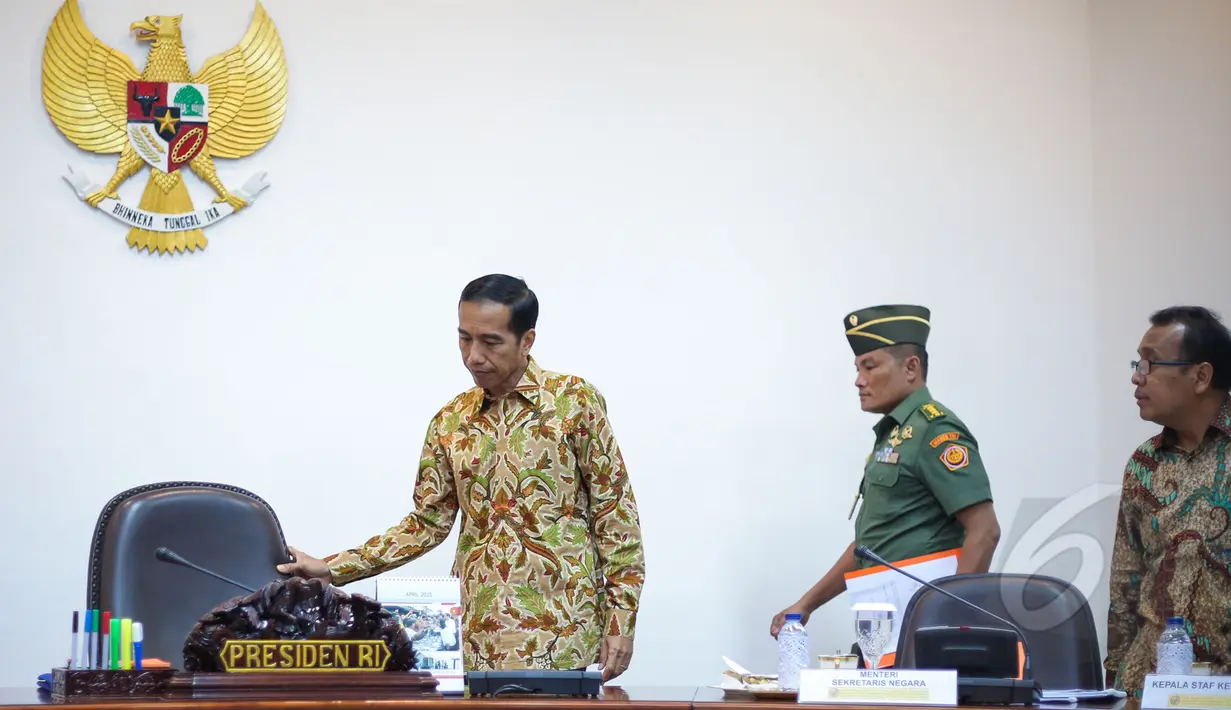 Presiden Joko Widodo (kiri) saat tiba untuk memimpin rapat terbatas di Kantor Istana Kepresidenan, Jakarta, Senin (13/4/2015). Rapat membahas sektor kelautan dan perikanan. (Liputan6.com/Faizal Fanani)