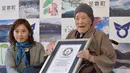 Masazo Nonaka dari Jepang menerima sertifikat sebagai pria tertua di dunia dari Guinness World Records di pulau Hokkaido, Selasa (10/4). Nonaka lahir pada 25 Juli 1905, beberapa bulan sebelum Albert Einstein menerbitkan teori relativitas. (JIJI PRESS/AFP)