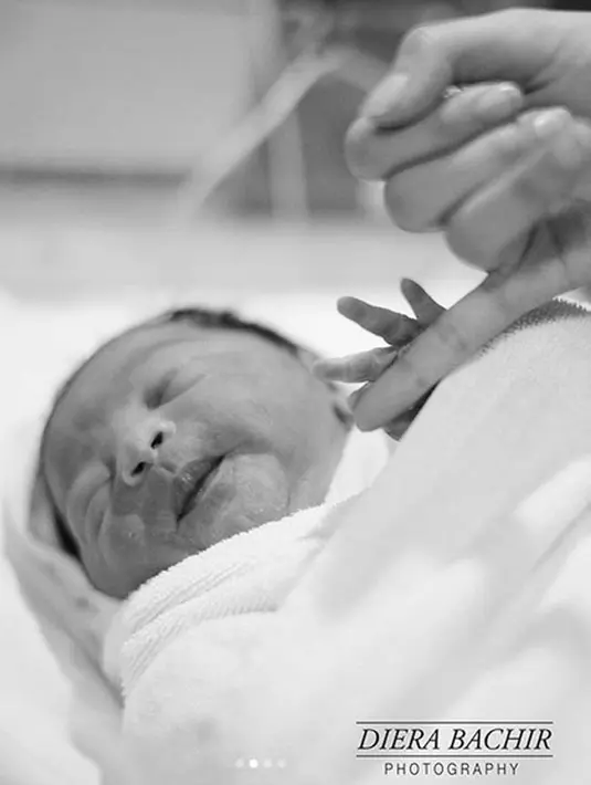 “Rasanyaa sakit mules ,ngeden semalem yg gak karuan g ada artinya dibanding bahagia bisa ketemu dek cut ,Alhamdulillah alhamdulillah "cut shafiyyah mecca Al-fatih ",” lanjut Shireen menuliskan. (Instagram/dierabachir)