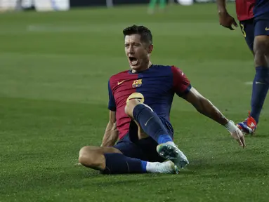 Penyerang Barcelona Robert Lewandowski berselebrasi setelah mencetak gol kedua timnya ke gawang Athletic Bilbao pada laga jornada 2 La Liga 2024/2025 di Estadi Olimpic Lluis Companys, Minggu (25/8/2024) dini hari WIB. (AP Photo/Joan Monfort)