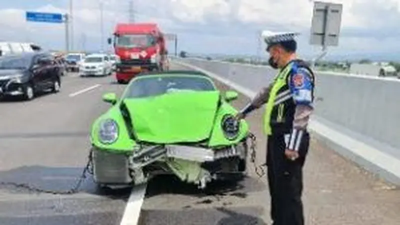 Kondisi Porsche ringsek depan usai menabrak. (Istimewa)