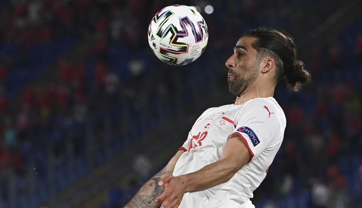Swiss memperoleh peluang pertamanya di akhir babak pertama melalui bek Ricardo Rodriguez. (Foto: AP/Pool/Andreas Solaro)