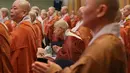 Biksu wanita berdoa selama Konferensi Perdamaian Bhikkhuni Buddha Dunia di Seoul, Korea Selatan (12/4). Mereka melakukan doa untuk persatuan Korea Utara dan Korea Selatan. (AP Photo / Ahn Young-joon)