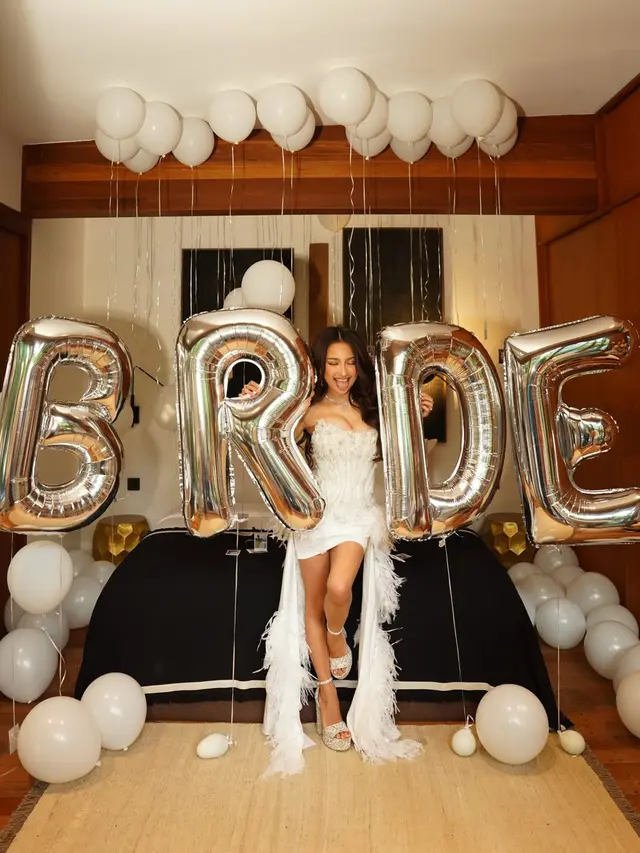 Jelang Menikah dengan Justin Hubner, Jennifer Coppen Pancarkan Aura Bride-to-Be Elegan Pakai Mini Dress Putih dan Veil Saat Bridal Shower