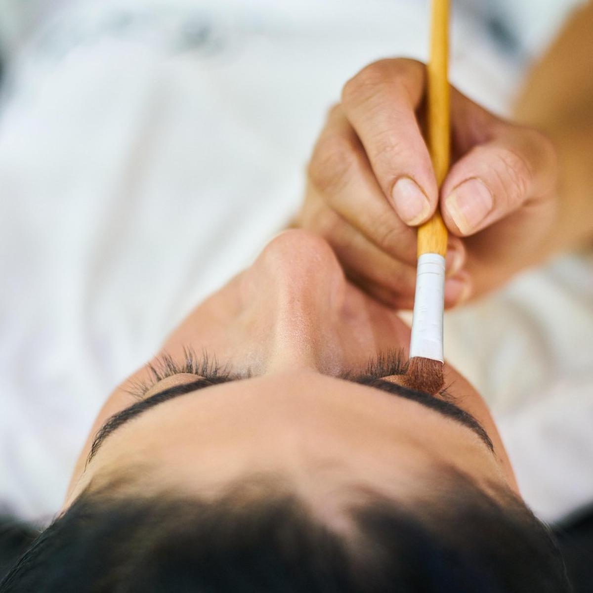 Ilustrasi Brow Tinting atau Pewarnaan Alis (©Pixabay)