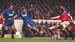 Ian Wright. Striker Inggris yang kini berusia 58 tahun dan telah pensiun pada Juli 2000 bersama Burnley ini tercatat pernah melakukan hattrick beruntun pada musim kedua Premier League yaitu 1993/1994. Momen itu terjadi saat ia berseragam Arsenal sebagai klub keduanya di Liga Inggris di pekan ke-31 dan ke-32. Pada pekan ke-31 (5/3/1994) hattricknya membawa Arsenal menang 5-1 atas Ipswich, sementara di pekan ke-32 (19/3/1994) hattricknya membawa Arsenal mengatasi Southampton 4-0. (AFP)