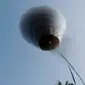 Di Yogyakarta, warga menerbangkan balon udara raksasa. Balon istimewa ini hanya dibuat khusus untuk momentum Idul Fitri.