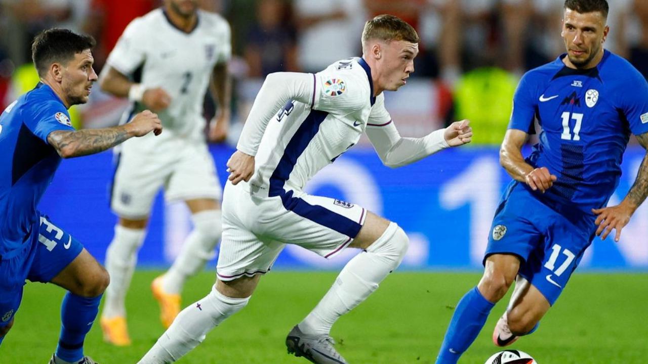 Pada babak kedua, Inggris mencoba tampil dominan. Mereka membangun serangan lewat umpan-umpan pendek.