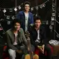 Pemain Band TheOvertunes berpose seusai pembuatan video klip di Jakarta, Rabu (16/12). Album The Overtunes berjudul selamanya, dijadikan official soundtrack film Ngenest Movie dengan lagu Mungkin dan Ku Ingin Kau Tahu. (Liputan6.com/Herman Zakharia)