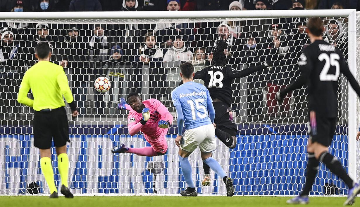 Pemain Juventus Moise Kean (kedua kanan) mencetak gol ke gawang Malmo pada pertandingan sepak bola Grup H Liga Champions di Allianz Stadium, Turin, Italia, 8 Desember 2021. Juventus menang 1-0. (Fabio Ferrari/LaPresse via AP)