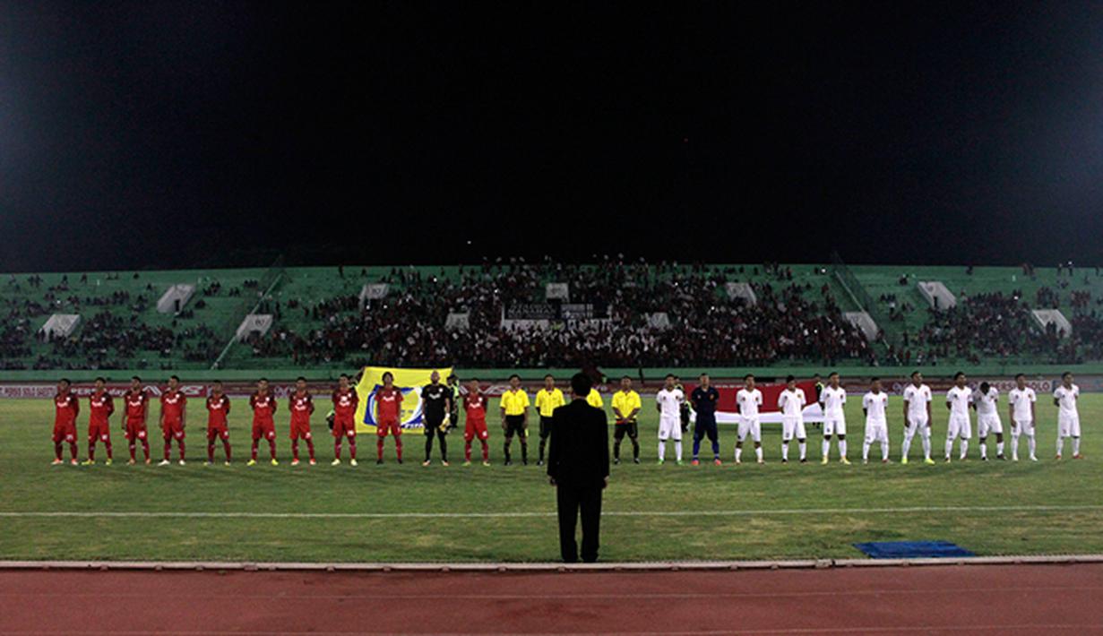 Para pemain bersiap jelang pertandingan antara Persis Solo melawan PPSM Magelang pada laga perdana grup C Piala Kemerdekaan di Solo, Jateng, Sabtu (15/8/2015). Persis takluk 2-3 dari PPSM. (Bola.com/Vincensius Sarwono)