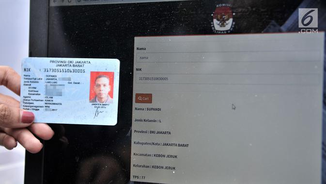 Warga mengecek namanya dalam DPT Pemilu 2019 di pos pendaftaran di kawasan Car Free Day, Jakarta, Minggu (21/10). Pendaftaran ini dibuka hingga 28 Oktober dengan syarat membawa fotocopy e-KTP dan Kartu Keluarga. (Merdeka.com/Iqbal S. Nugroho)