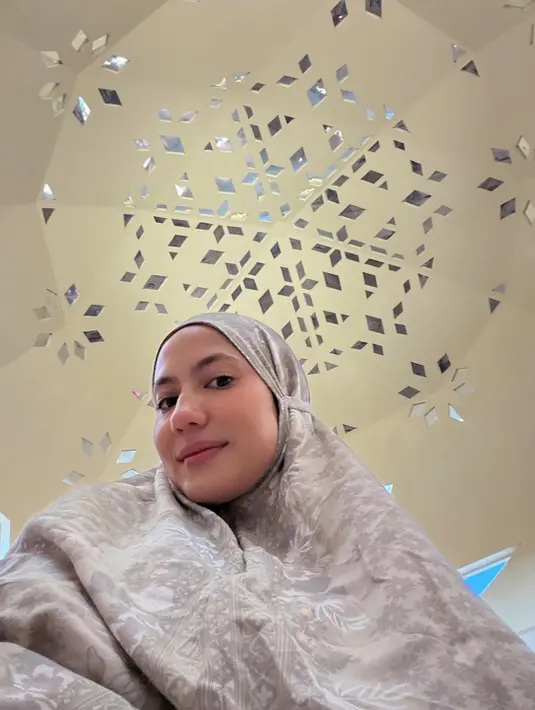 Pevita Pearce pancarkan aura cantik dengan bare face saat sholat Ied [@pevpearce]