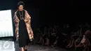Niniek L Karim mengenakan batik rancangan Alleira Batik dalam acara Alleira Annual Fashion Show 2016 di Jakarta, Kamis (6/10). Alleira Batik menyuguhkan penampilan memukau yang dikemas dalam 42 koleksi. (Liputan6.com/Faizal Fanani)