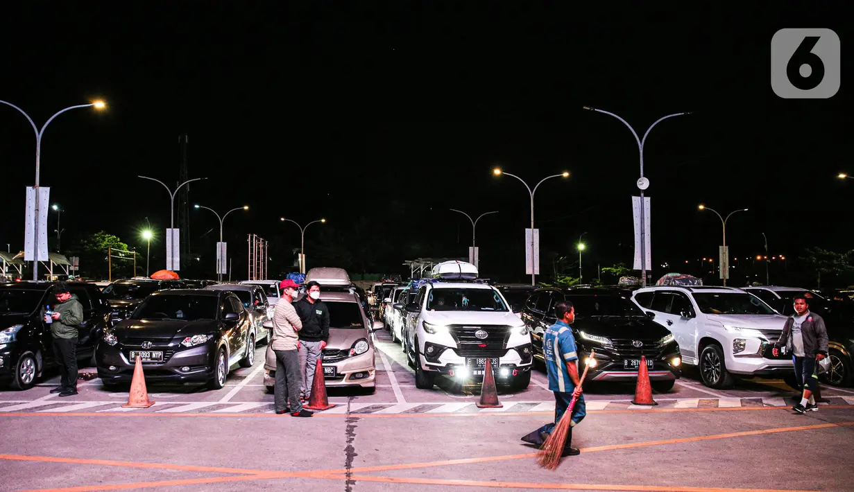 Berbagai aturan diterapkan untuk meminimalisir terjadinya kepadatan, salah satunya truk hanya bisa menyeberang ke Pelabuhan Bakauheni melewati Pelabuhan Ciwandan maupun Bandar Bakau Jaya. (Liputan6.com/Faizal Fanani)