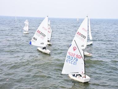 Memasuki hari kedua pelaksanaan Indonesia Regatta Series I dan Kejuaraan Nasional (Kejurnas) Layar 2026, TNI AL terus memberikan dukungan penuh terhadap jalannya perlombaan yang berlangsung di Indonesian National Sailing Center, Jakarta Utara, Sabtu (9/5). (Dok. Dispen AL)