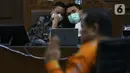 Tommy Sumardi (kiri), terdakwa perantara suap penghapusan nama Djoko Tjandra dari red notice saat menjalani sidang lanjutan di Pengadilan Tipikor, Jakarta, Selasa (24/11/2020). Sidang mendengar keterangan saksi, salah satunya Irjen (Pol) Napoleon Bonaparte. (Liputan6.com/Helmi Fithriansyah)