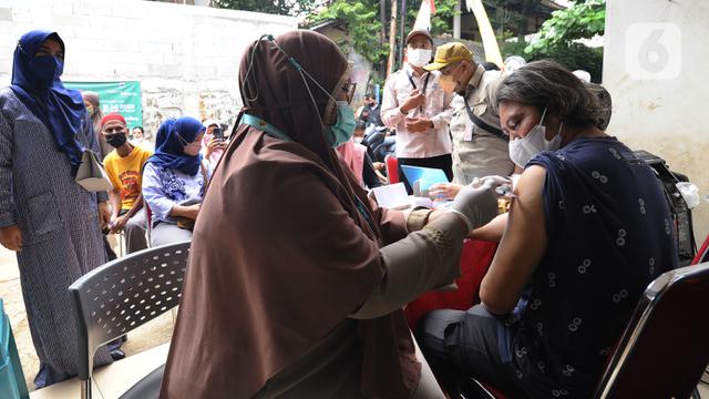 FOTO: Antusiasme Warga Jalani Vaksinasi Booster COVID-19