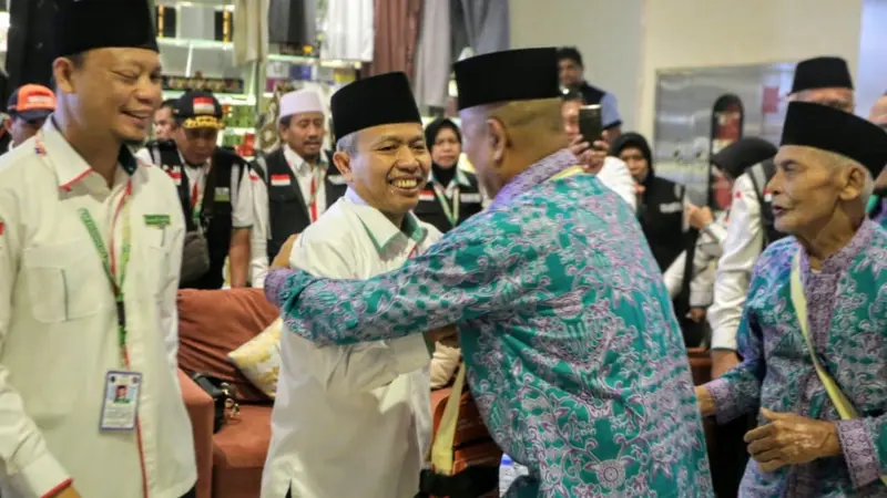 Dirjen PHU Nizar Ali melepas keberangkatan jemaah haji kloter BPN 15, di Makkah, Jumat (06/09). (foto: Bahauddin/MCH2019)