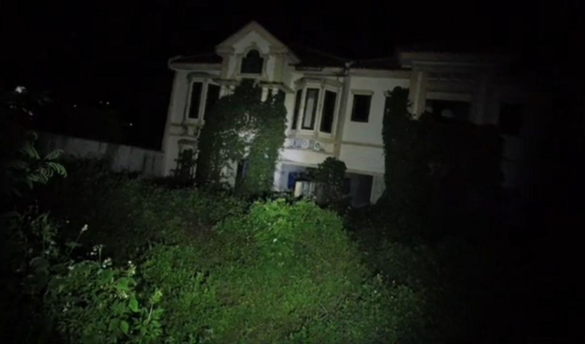 Di Semarang, Jawa Tengah, terdapat bangunan yang diduga sebagai rumah milik petinju profesional Chris John.