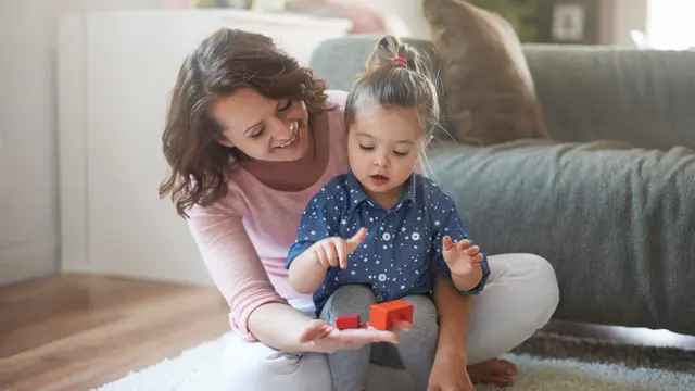 4. Alihkan Perhatian Anak Secara Kreatif