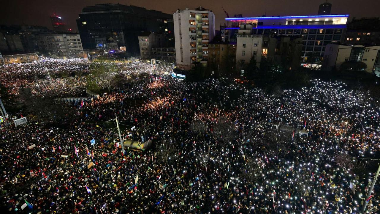 FOTO: Demo Antikorupsi Terbesar Guncang Serbia, Ratusan Ribu Orang Turun ke Jalan