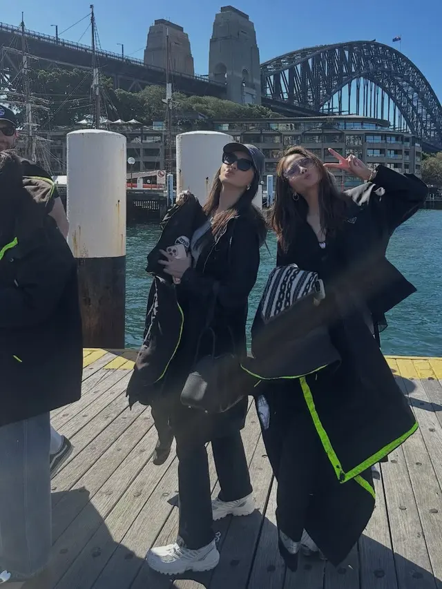 Acha Septriasa dan Raline Shah di Australia melihat paus mengenakan jaket khusus. [@septriasaacha]