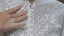 Light grey blouse tersebut dilengkapi full embroidery yang membuat penampilan perempuan 29 tahun itu makin berkilau. (Instagram/willymulyadi27).