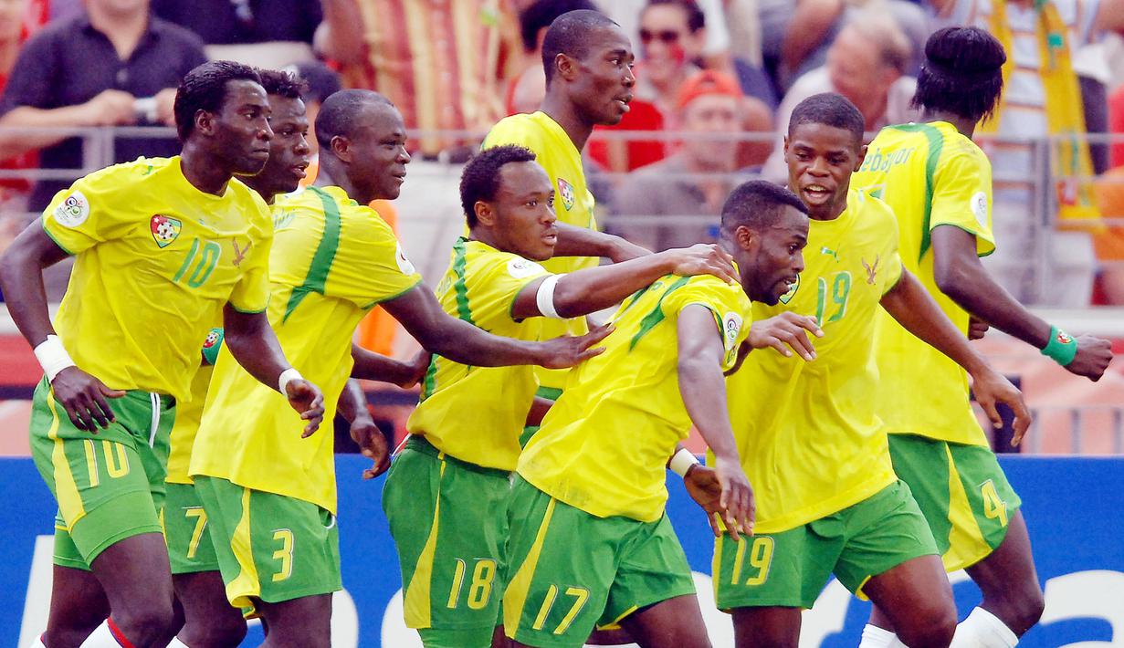 5. Togo (Afrika) - Timnas Togo mampu mencetak sejarah setelah memastikan diri lolos ke putaran final Piala Dunia 2006. Presiden Togo, Faure Gnassingbe, langsung memutusan 10 Oktober 2005 sebagai hari libur nasional. (AFP/Jung Yeon-Je)