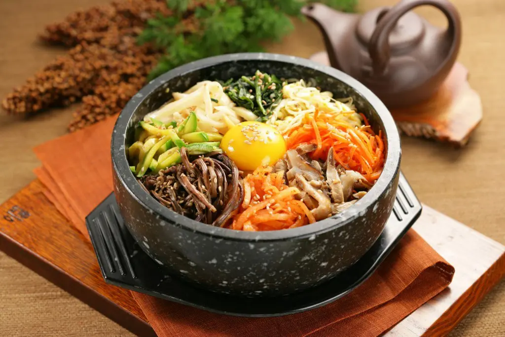 Makanan khas Korea bimbimbab. (via. Pinterest)