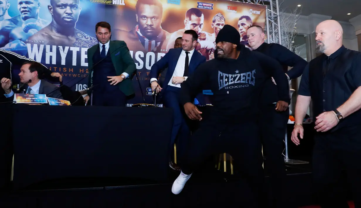 Suasana ricuh jelang pertarungan Dillian Whyte & Dereck Chisora di Radisson Hotel, Manchester, Inggris, Rabu (7/12). Konferensi pers berujung ricuh karena Dereck Chisora melempar meja. (Reuters / Jason Cairnduff)