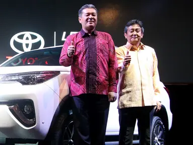 Presdir Toyota Astra Motor (TAM) Hiroyuki Fukui (kanan) saat peluncuran All New Fortuner di JCC, Jakarta, Jumat (22/1). Toyota Astra Motor (TAM) agen pemegang merek mobil Toyota di Indonesia resmi meluncurkan all new Fortuner. (Liputan6.com/Angga Yuniar)