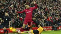 Laga baru berjalan lima menit, Cody Gakpo sudah langsung membuat peluang bagi Liverpool. Sepakan datarnya masih mampu diantisipasi dengan baik kiper Wolverhampton, Matija Sarkic. (AP Photo/Jon Super)