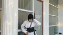 Kemeja putih dan loose pants yang dipadukan dengan obi belt buat penampilan makin stunning. Simple dan stylish. (Instagram/aishaibrahimmm).
