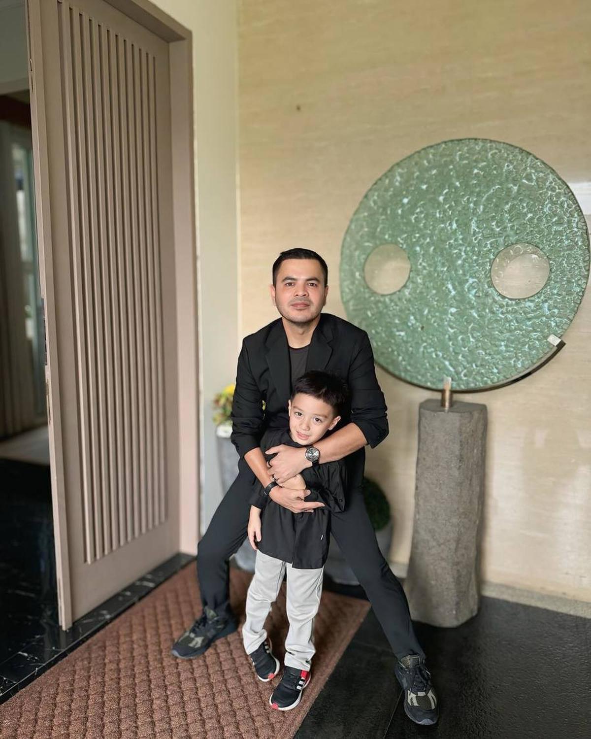 7 Potret Haldy Sabri Suami Irish Bella Jumatan Bareng Air Rumi, Ternyata Deket Banget Meski Papa Sambung