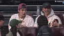 Perbincangan mereka tampaknya semakin seru. Itu terlihat dari antusiasnya ekspresi wajah Gong Yoo dan Lee Dong Wook. Momen ini pun seketika viral di media sosial. (Foto: Coupang Play)