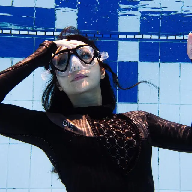 7 Pose Gisella Anastasia di Kolam Renang, Tekuni Olahraga Diving