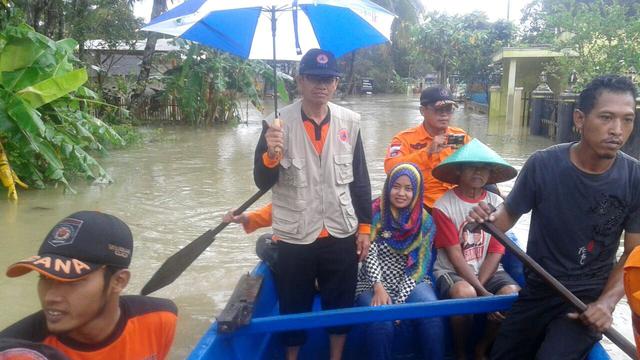 Petugas BPBD Cilacap dan relawan mengungsikan warga Kalijeruk Kecamatan Kawunganten, dalam banjir 2018 lalu. (Foto: Liputan6.com/BPBD Cilacap/Muhamad Ridlo).