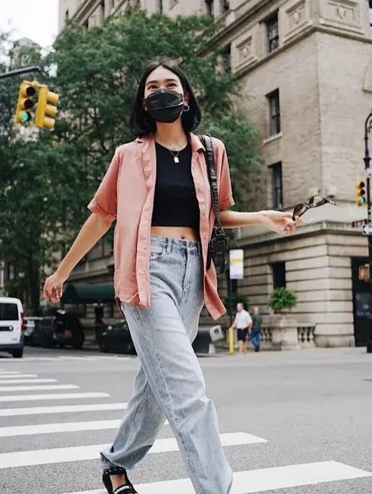 Cocok buat hangout, padukan short shirt dengan crop tank top, dan high waist jeans ala Alika Islamadina ini. (Instagram/erigostore).