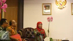 Menteri Sosial Khofifah Indar Parawansa saat melakukan pertemuan dengan Kepala Densus 88 Eddy Hartono saat melakukan pertemuan di ruang kerja Kemensos, Jakarta, Selasa (31/1). (Liputan6.com/Helmi Affandi)