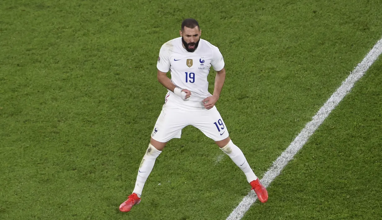 Penyerang Prancis, Karim Benzema berselebrasi usai mencetak gol ke gawang Belgia pada pertandingan semifinal UEFA Nations League di stadion Juventus, di Turin, Italia, Jumat (8/10/2021). Prancis menang tipis atas Belgia 3-2. (Massimo Rana/Pool Photo via AP)