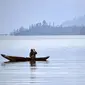 Seorang pria memancing dari perahunya di danau Laut Tawar di Takengon, provinsi Aceh tengah, (1/3). Luas danau Laut Tawar ini kira-kira 5.472 hektare dengan panjang 17 km dan lebar 3,219 km. (AFP Photo/Chaideer Mahyuddin)