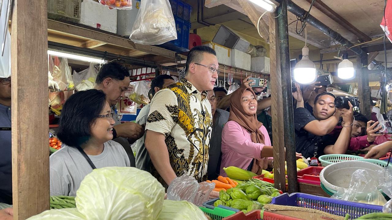 Anggota Komisi D Dewan Perwakilan Rakyat Daerah (DPRD) Jakarta dari Fraksi PDI Perjuangan, Hardiyanto Kenneth di pasar Tomang Barat, Grogol Petamburan, Jakarta Barat saat sidak, Jumat, 28 Februari 2025 (Istimewa)