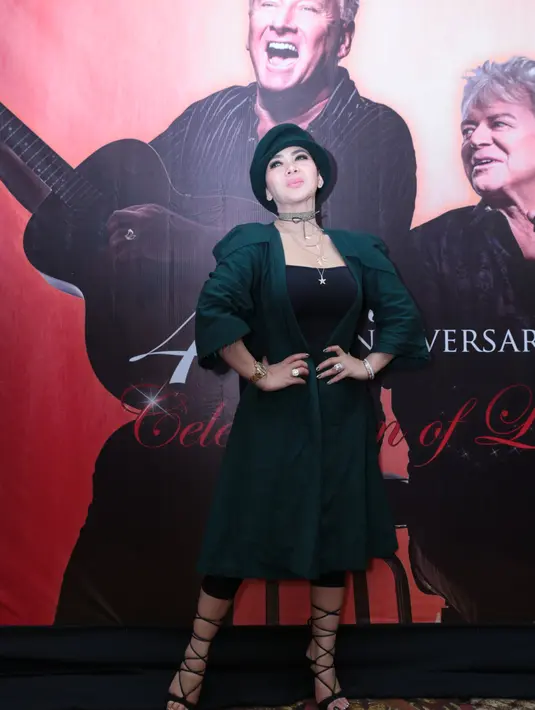 Sebagai seorang penyanyi, Syahrini berharap bisa seperti band yang beranggotakan Russell Hitchcock dan Graham Russel itu. Meski sudah 40 tahun berkarir tapi masih bisa eksis. (Adrian Putra/Bintang.com)